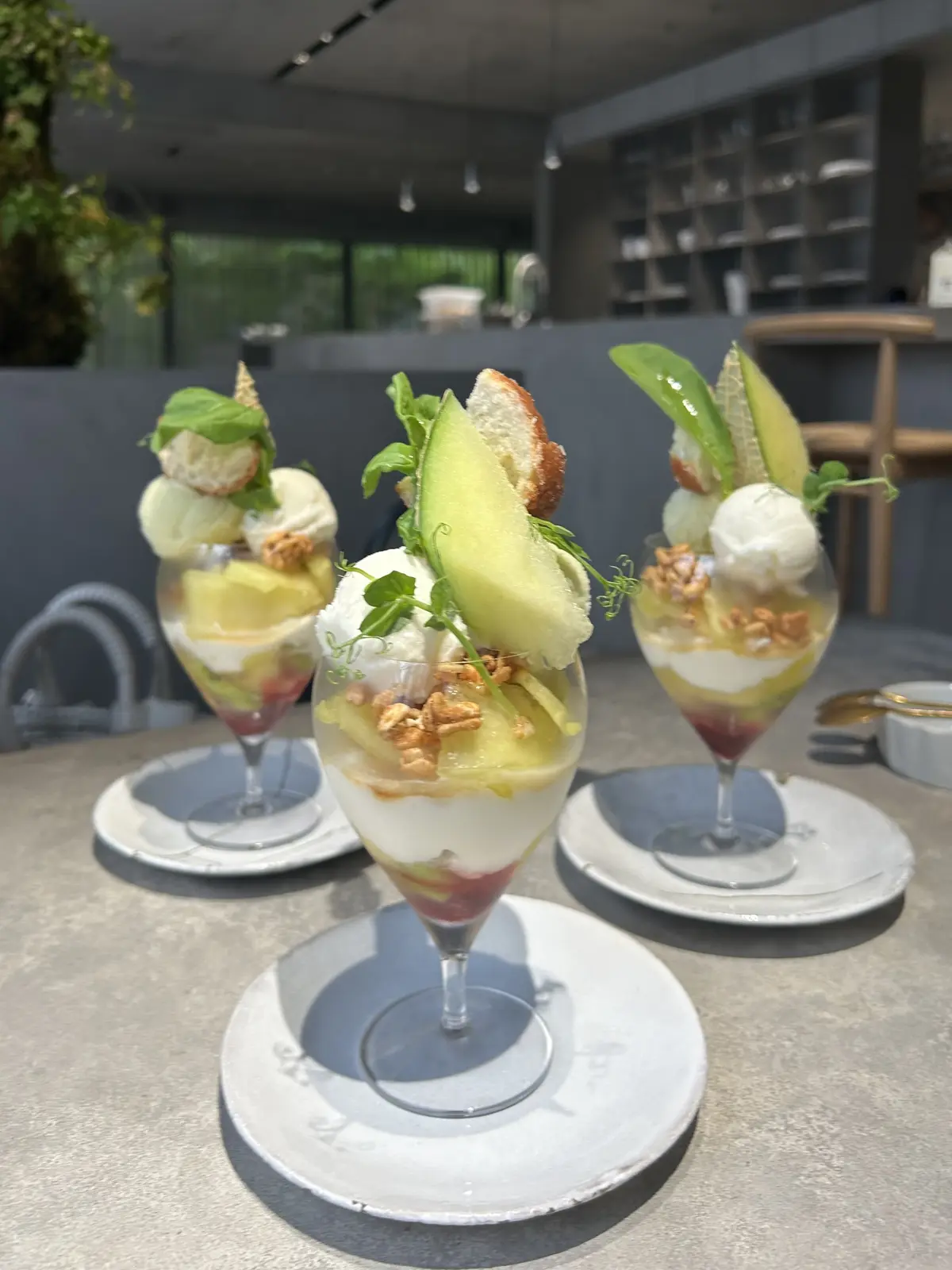 東京モーニング　ASAKO IWAYANAGI SALON DE THÉ  朝食　パフェ　エッグベネディクト