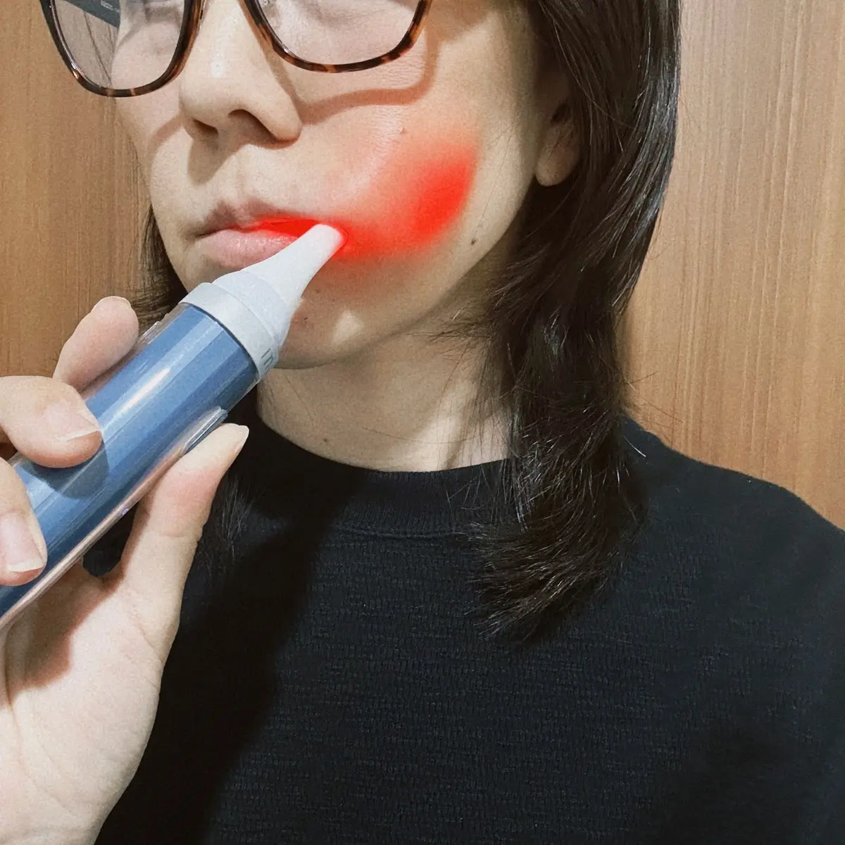 inquto 口内美顔器VRインナーリフト　使用している様子　エクラ編集部員の偏愛名品図鑑