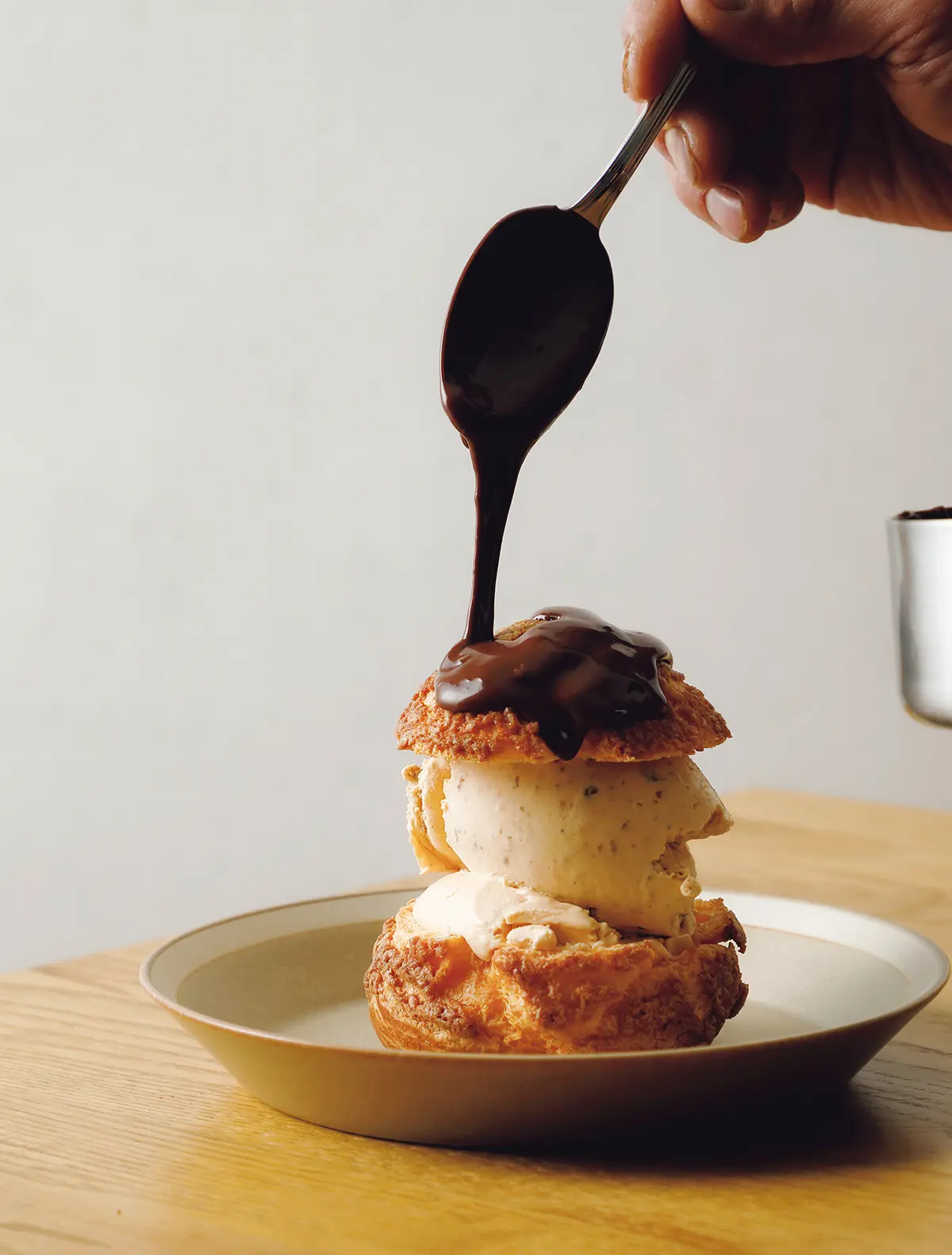 2種類のアイスク リーム入りプロフィットロール・ チョコレートソース