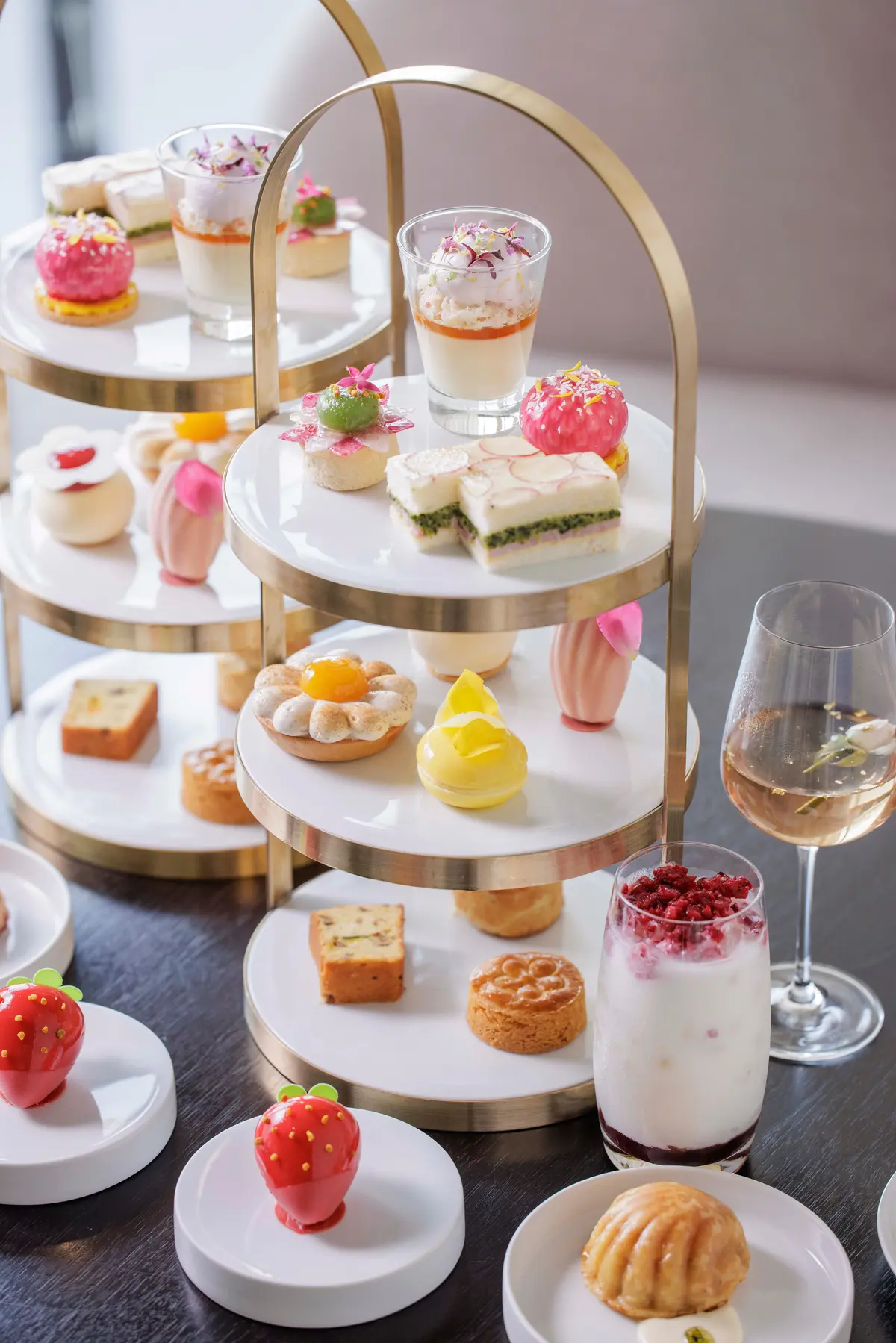 アフタヌーンティー フォーシーズンズ東京大手町 ウィンターストロベリーアフタヌーンティー ペストリーシェフ ミケーレ・アッバテマルコ氏監修