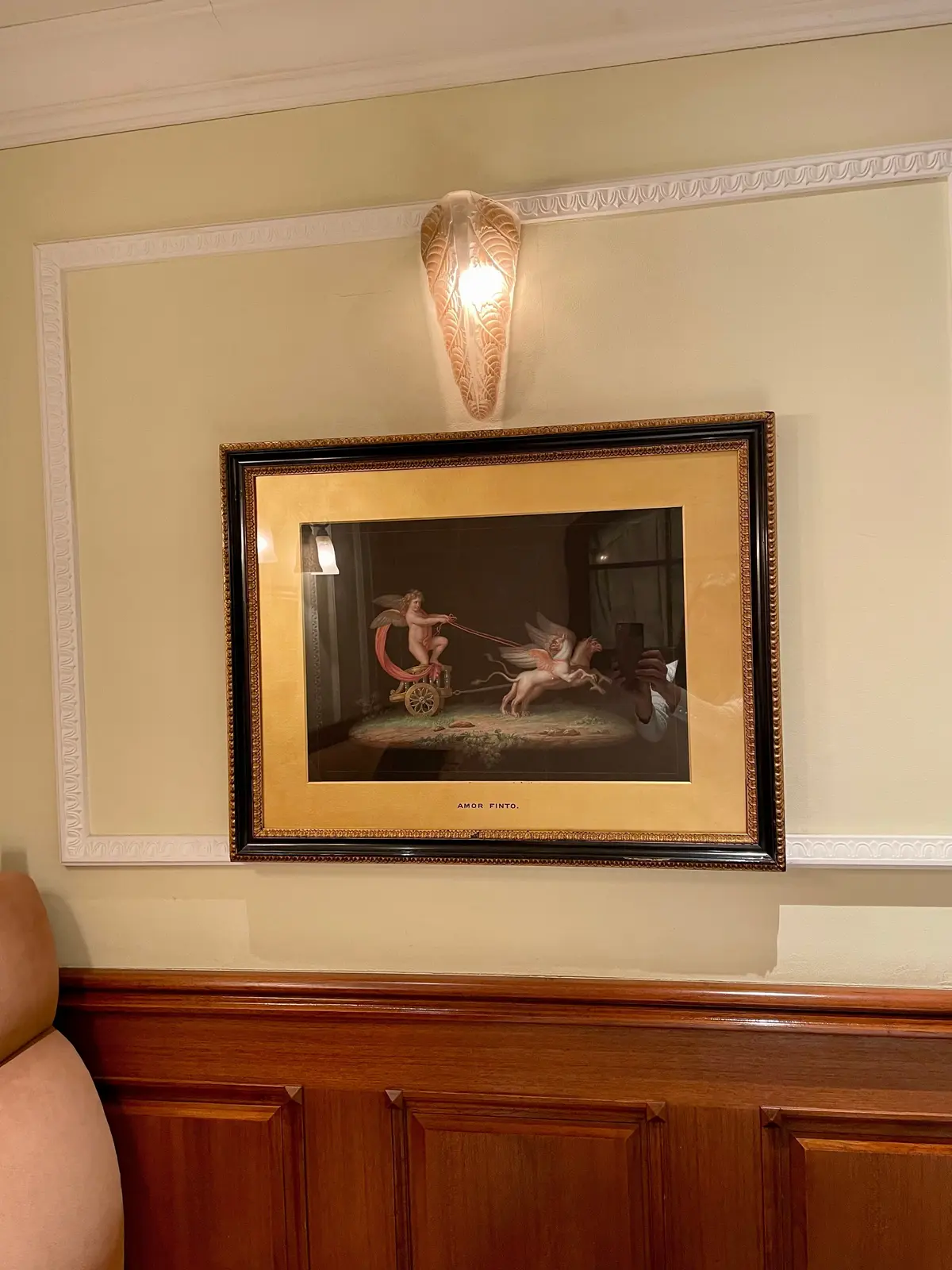 巴里夕顔、銀座、フレンチ、フランス料理、芸術、美術、エミール・ガレアール・ヌーヴォー、内装、芸術品、美術品、ステンドグラス、壁画、絵画、アート、日本人作家、店内、内装、個室、丸テーブル、円卓、絵画、アンティークランプ、ガレ、エミール・ガレ、ランプ、アンティーク、ミロ、腰高装飾壁