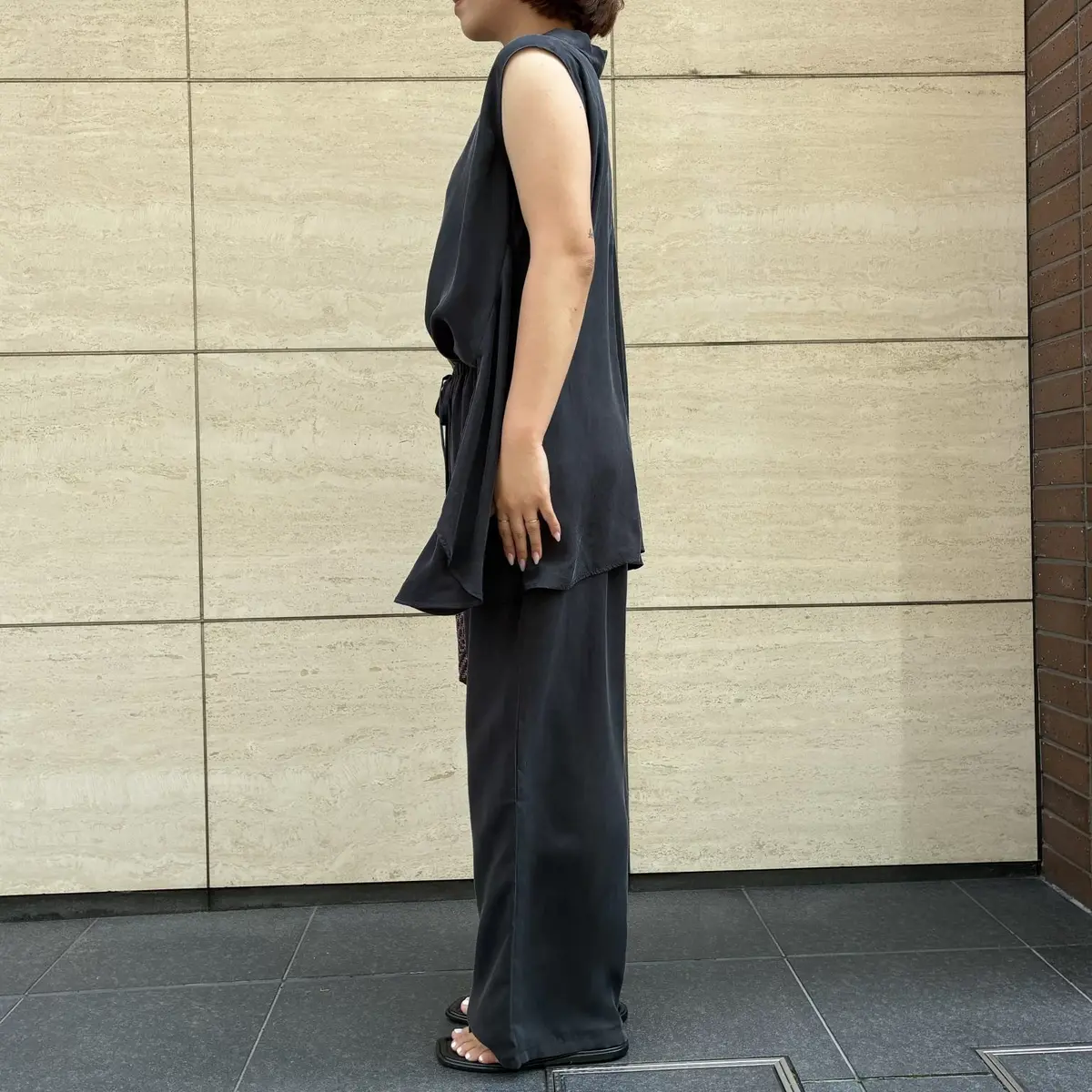 1er Arrondissement×eclat
キュプラフィブリルノースリーブ
￥20,900
キュプラフィブリルパンツ
￥20,900
を着用したスタッフのサイド
