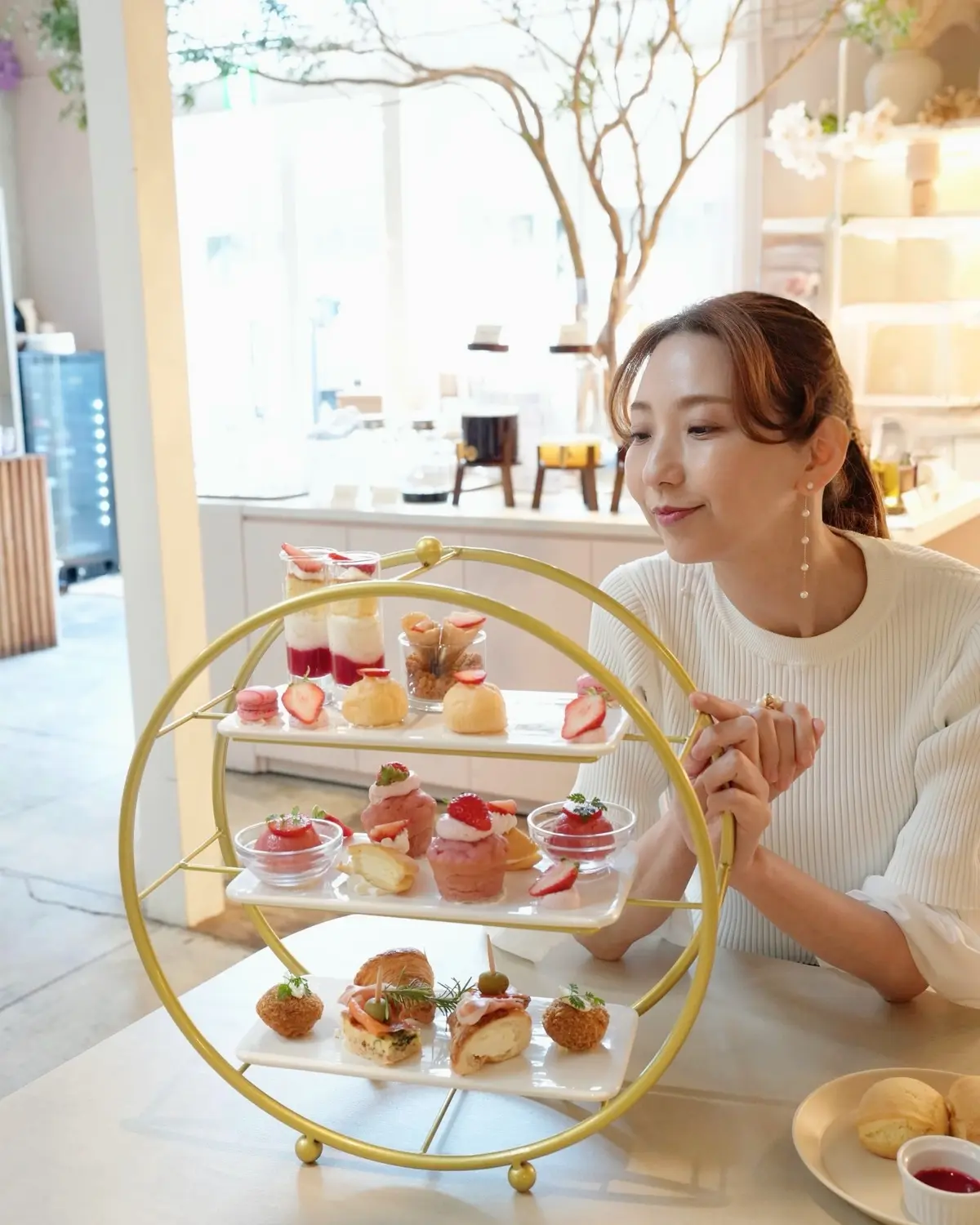 花とスイーツに囲まれた静かな贅沢💐🍓✨の画像_1