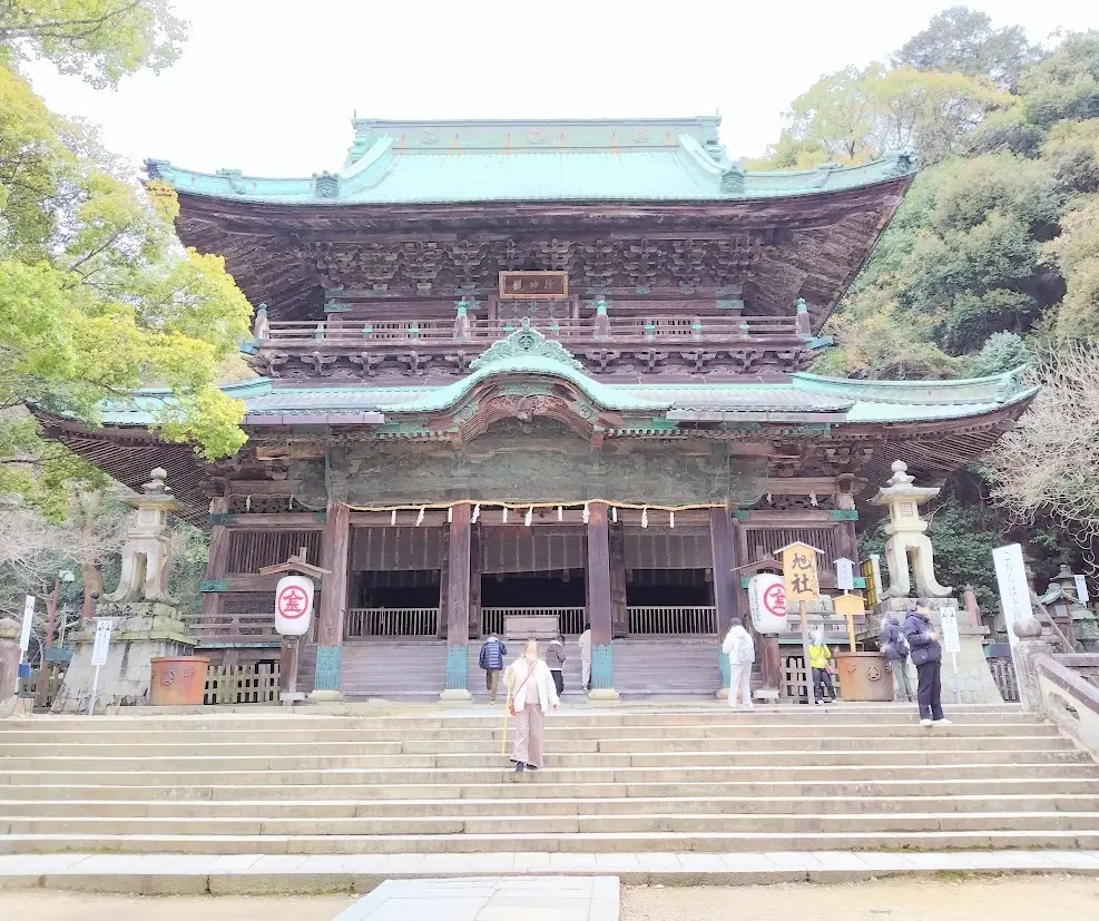 御本宮手前の旭社