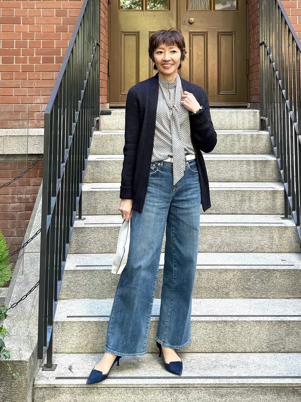 デニム　ニットカーディガン 　ボウタイブラウス  ヒールパンプス　エクラ華組細谷奈弓さん