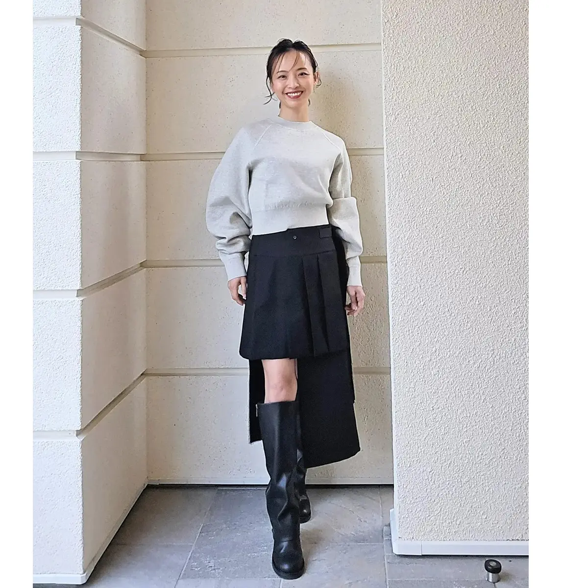  大岩三智子さん　アシンメトリーな黒のミニスカート