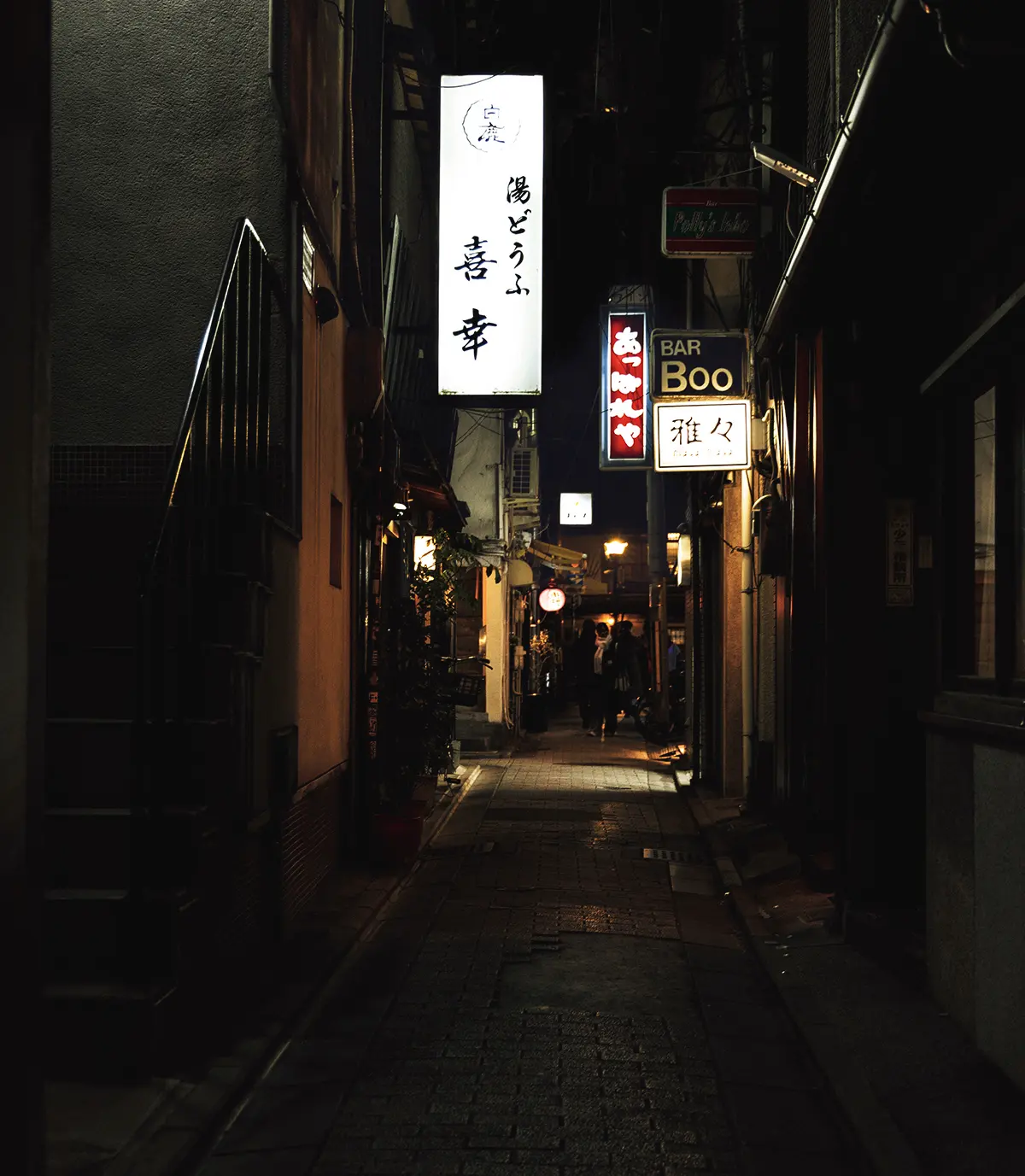 「食堂おがわ」が手がける、 うどんを中心に、とびきり おいしいお酒とおつまみも 楽しめる新店。おがわに長 く勤める熊木慎也さんが迎 えてくれる。予約不要。