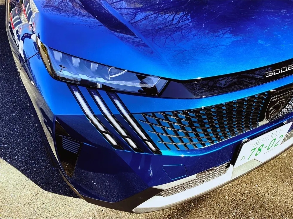 まるも亜希子さんが試乗するプジョー3008　プジョー3008のフロント外観　プジョー3008のフロントグリルアップ