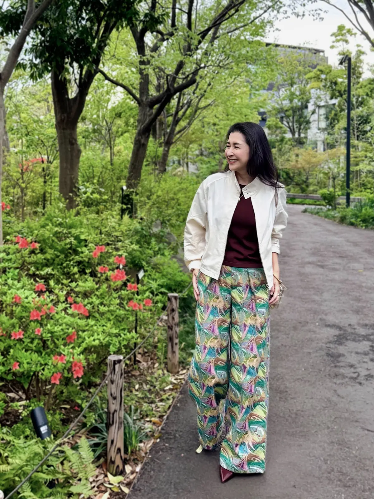 ユニクロUのブルゾン　柄ワイドパンツ　ボルドーニット