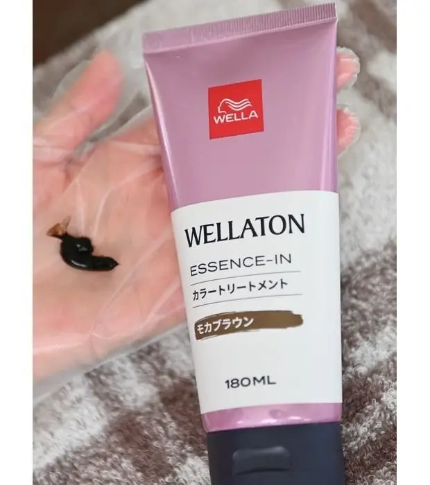 ウエラトーンエッセンスインカラートリートメント（モカブラウン）のヘアカラーチューブ。ピンクと白のチューブで、180mlと記載されている。