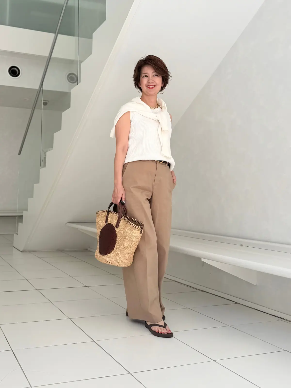 エクラ 華組 根本有加里さん　かごバッグコーデ　50代　