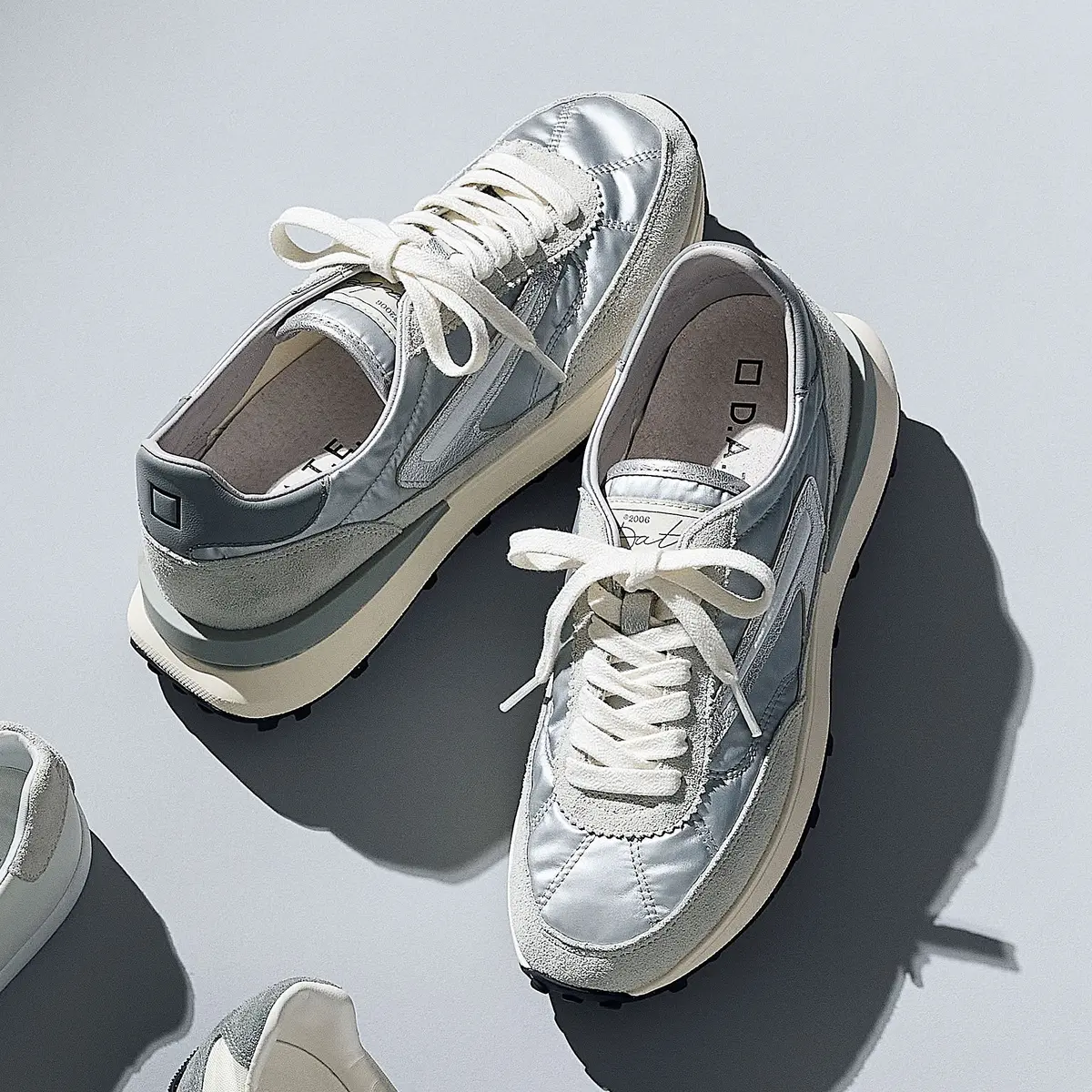 白、グレー、シルバーが足もとを刷新！ クの画像_3