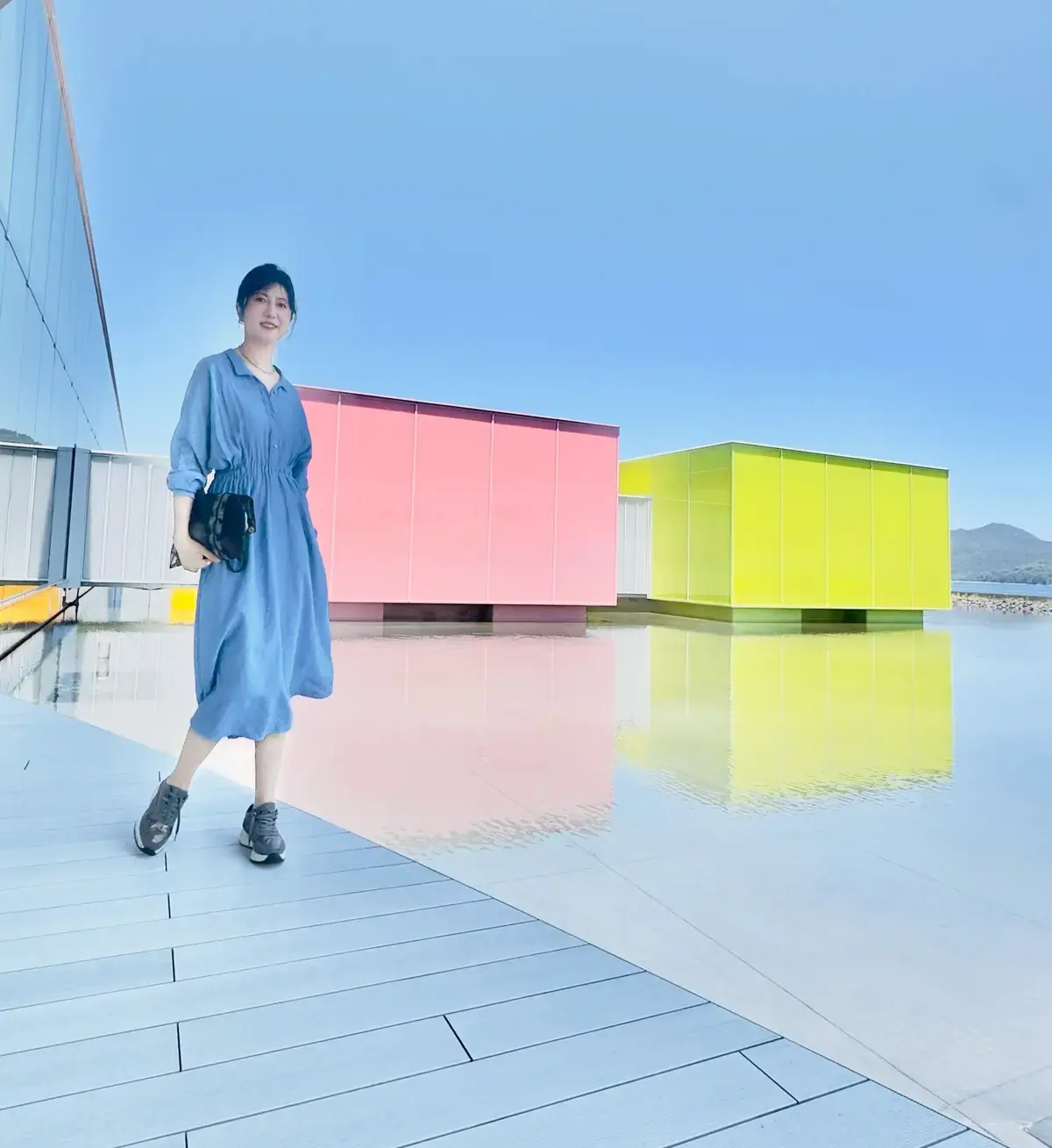 水色ワンピース　美術館・展覧会コーデ