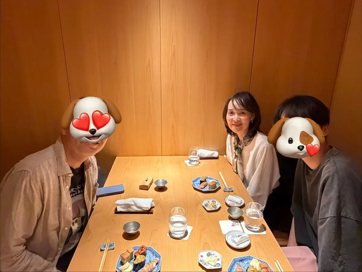 個室でおのでらの寿司を満喫する3人家族