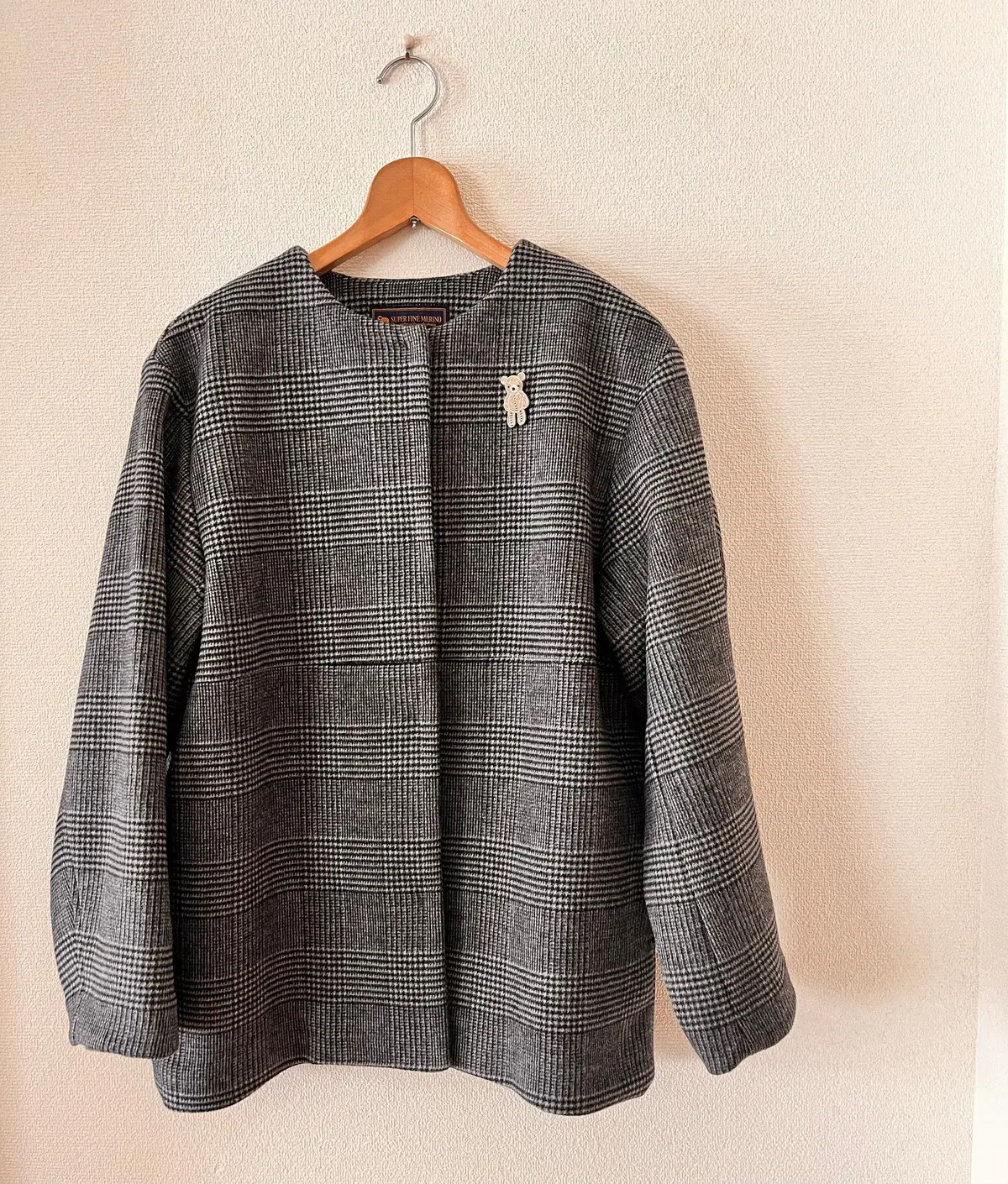 グレンチェックのショートコート　クマのブローチ