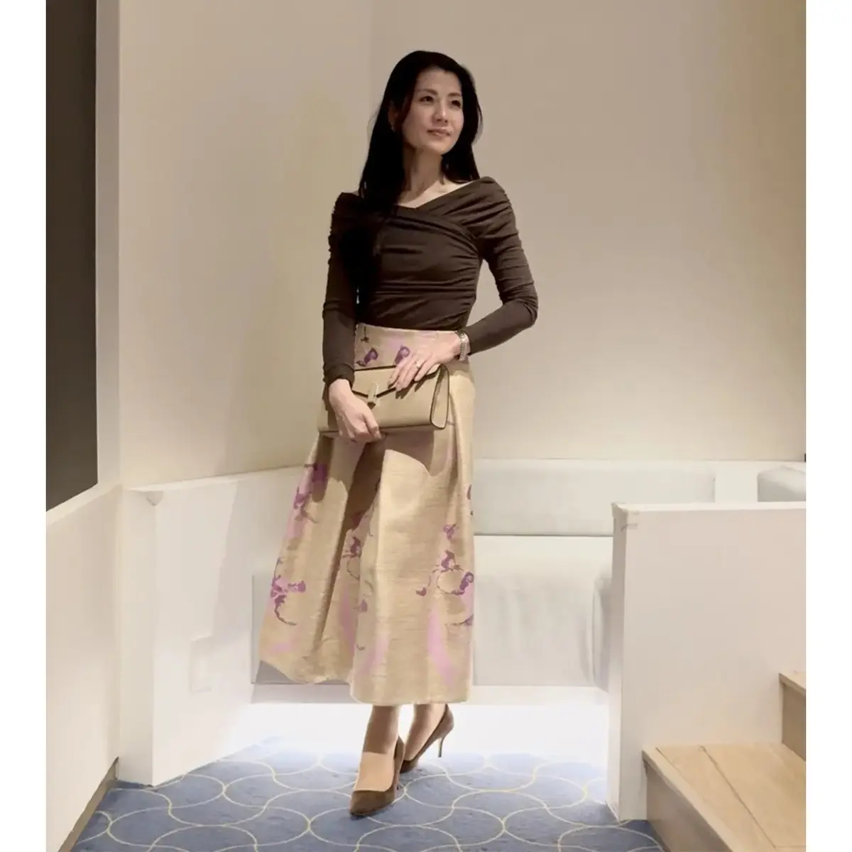 小泉雅恵さん 休日スタイルはヴァレクストラのクラッチバッグを合わせて