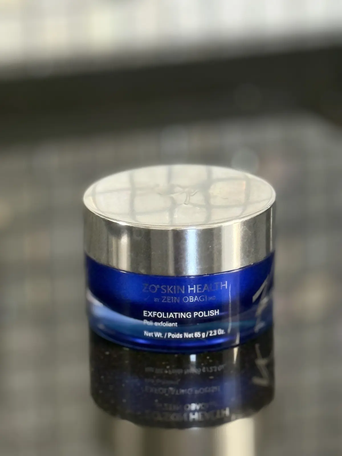 ZO Skin Healthの「Exfoliating Polish」という名の、銀色の蓋と青色のラベルが付いた容器。ネット内容量65g。