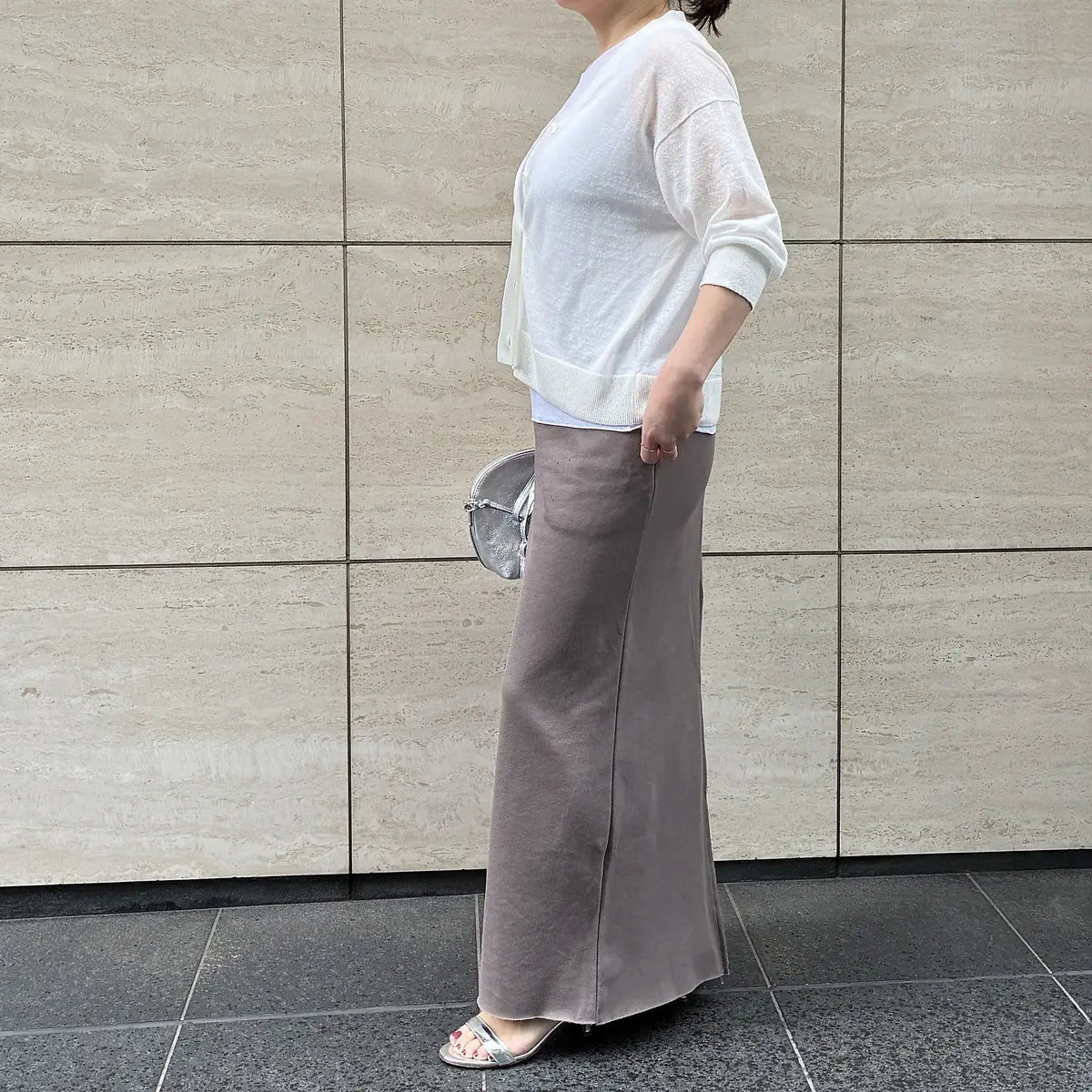 ADAWAS×eclat 【別注】リネン混シアーカーディガン ￥23,100を着用したスタッフ
