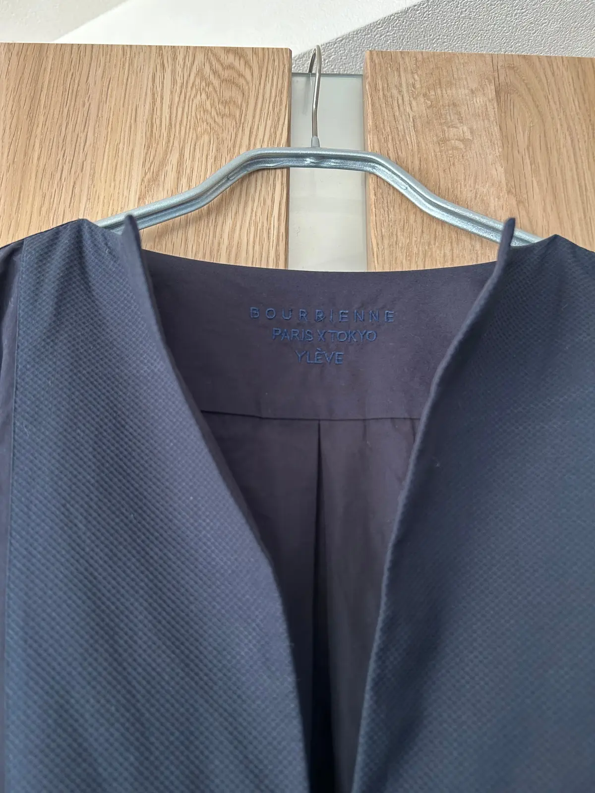 イレーヴ×ブリエンヌのシャツ　胸もとの開き エクラ編集部員の偏愛名品図鑑