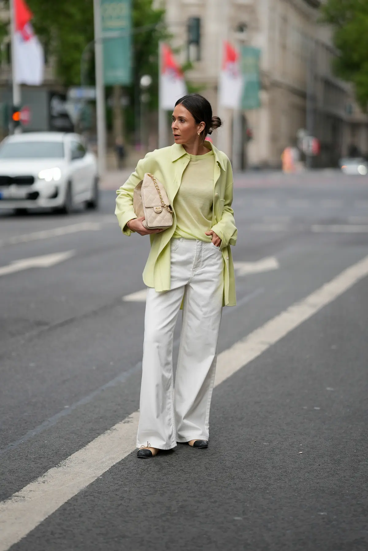 白パンツ　春コーデ　シャツ　カジュアル