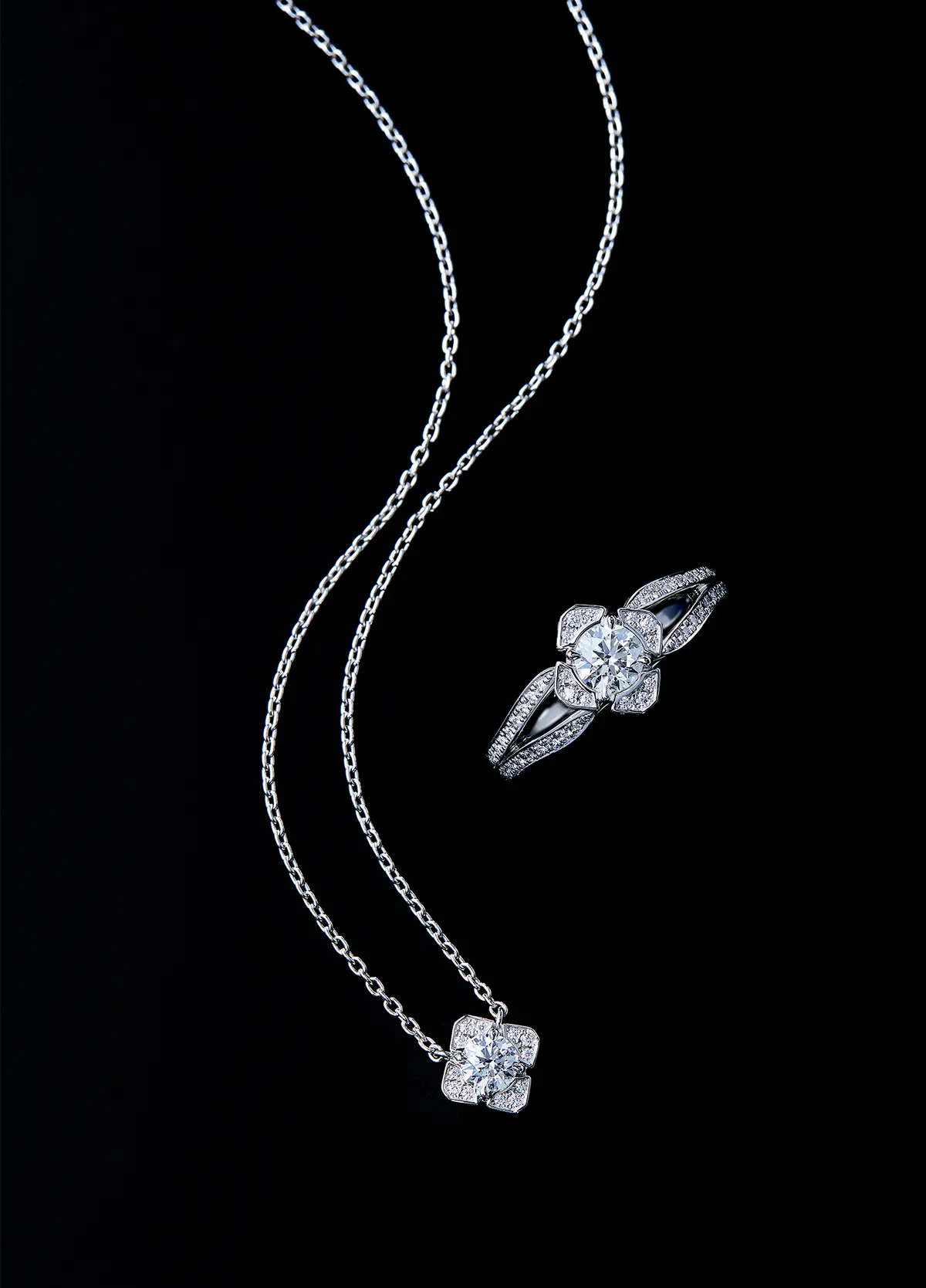 エクセルコのダイヤモンドリングとネックレス