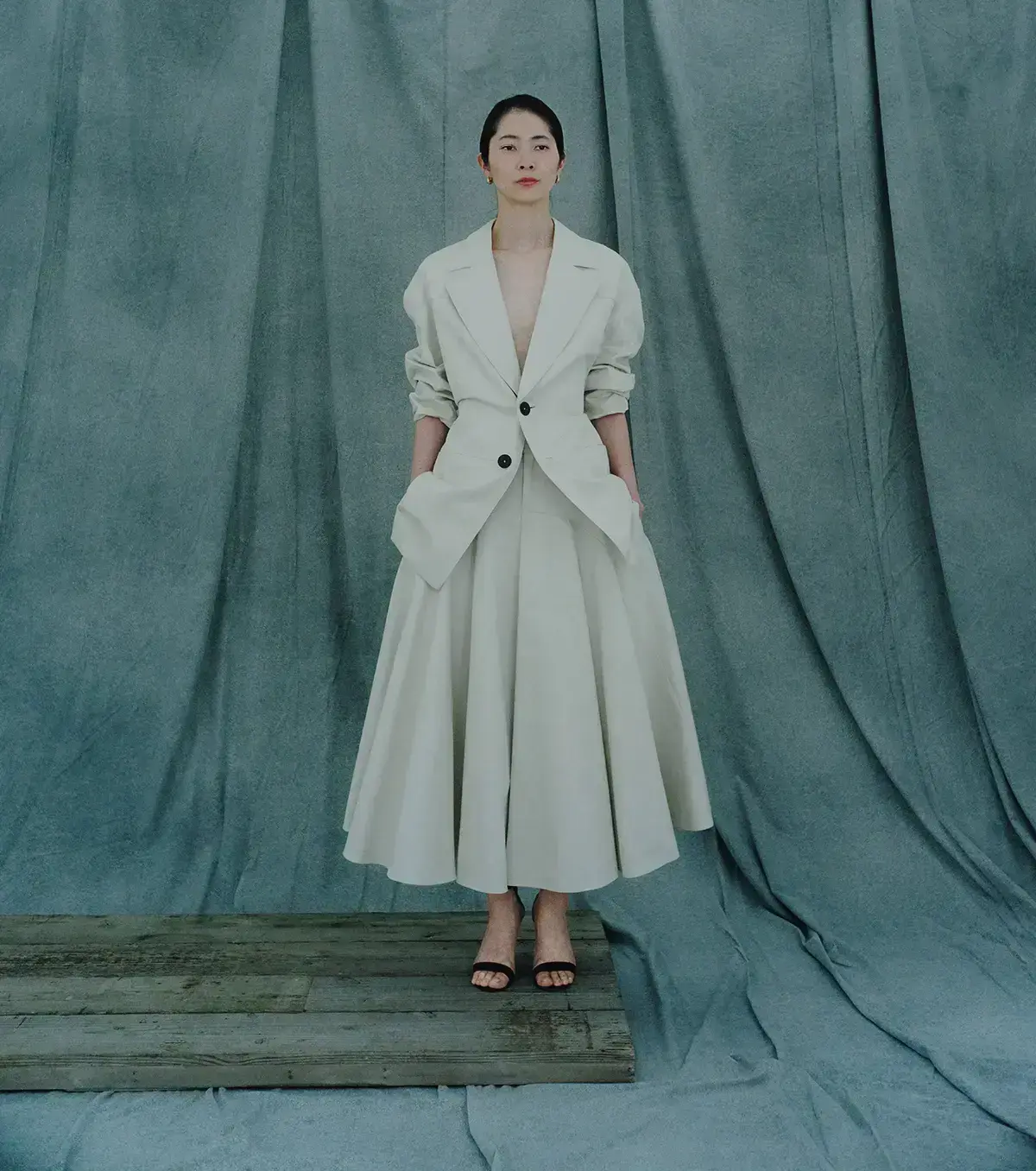 女性らしい美しさを追求した「ハルノブムラタ」のセットアップ