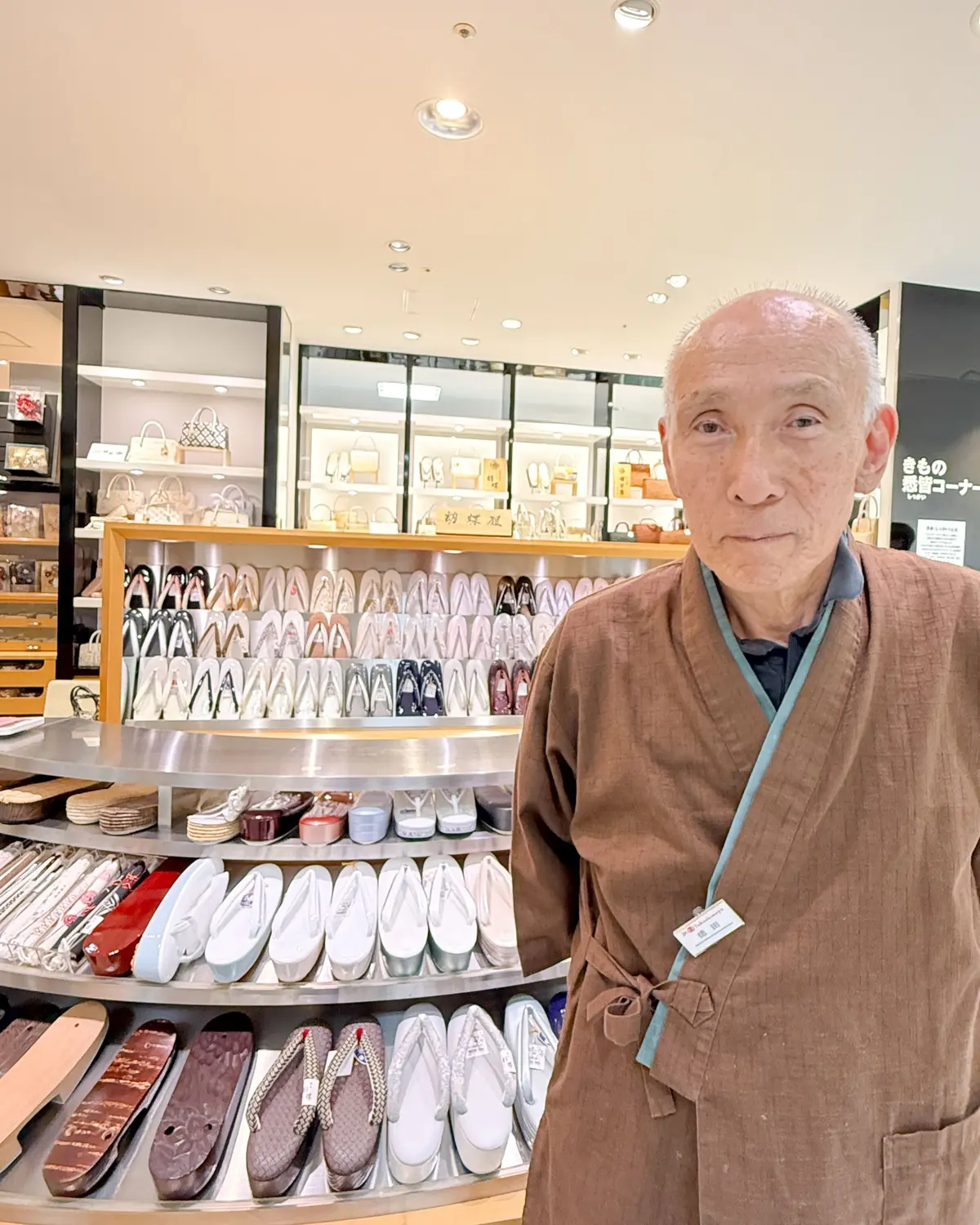 和服姿の鼻緒スゲの職人の徳田さん