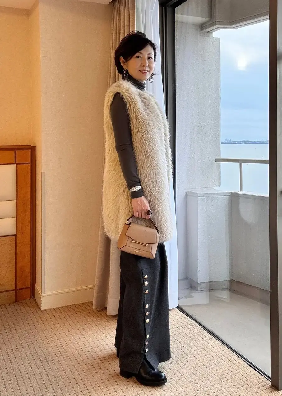 大人のリッチカジュアル エコファージレ ヘルノ　休日コーデ