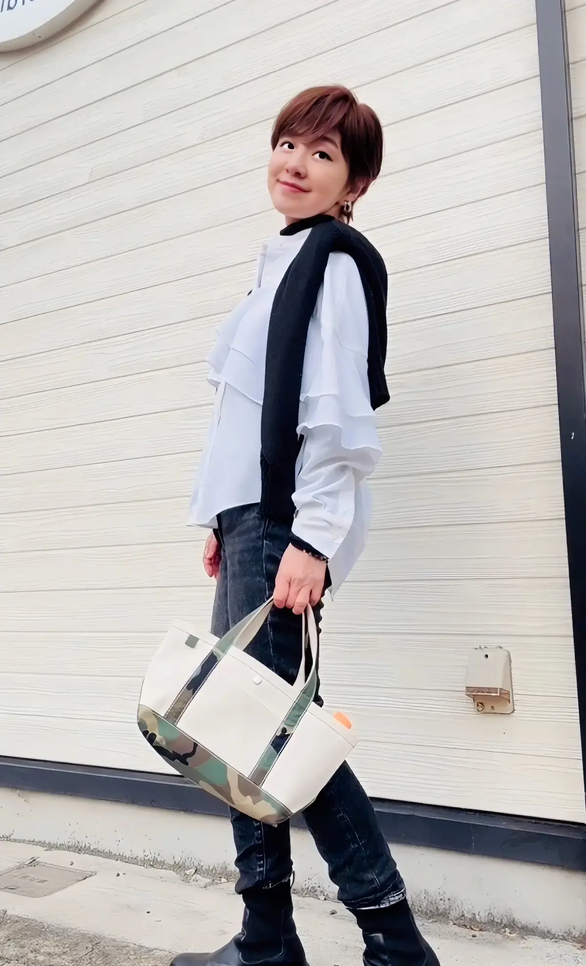 白フリルブラウス　デニムパンツ　春コーデ