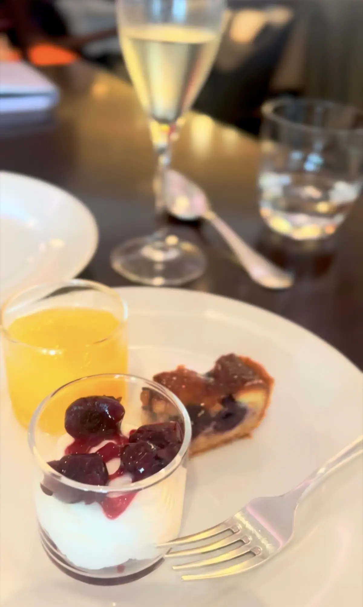 グランドハイアット東京の大人気ダイニング。アメリカンチェリーの乗ったパンナコッタ。アメリカンチェリーのタルト。オレンジゼリー