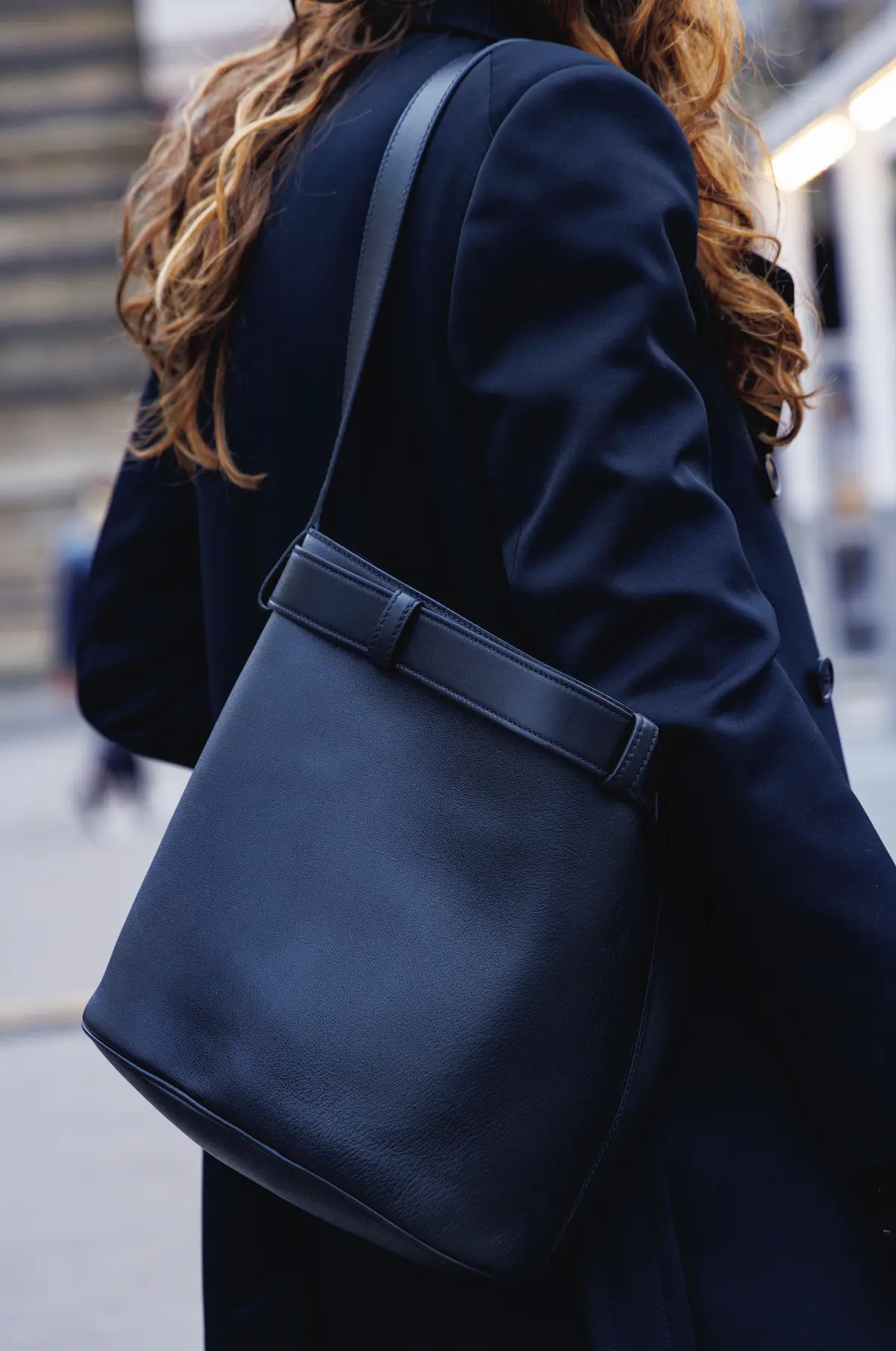 端正な黒バッグコーデ【海外ファッションSNAP】イザベル（ジャーナリスト／パリ