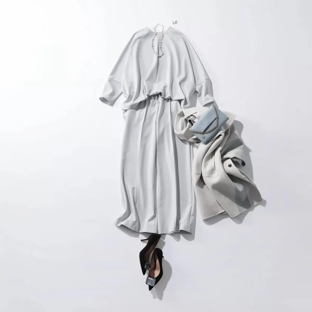 LOOK6  両親の傘寿を祝う会には 全身アイスグレーのワントーンで晴れやかに 