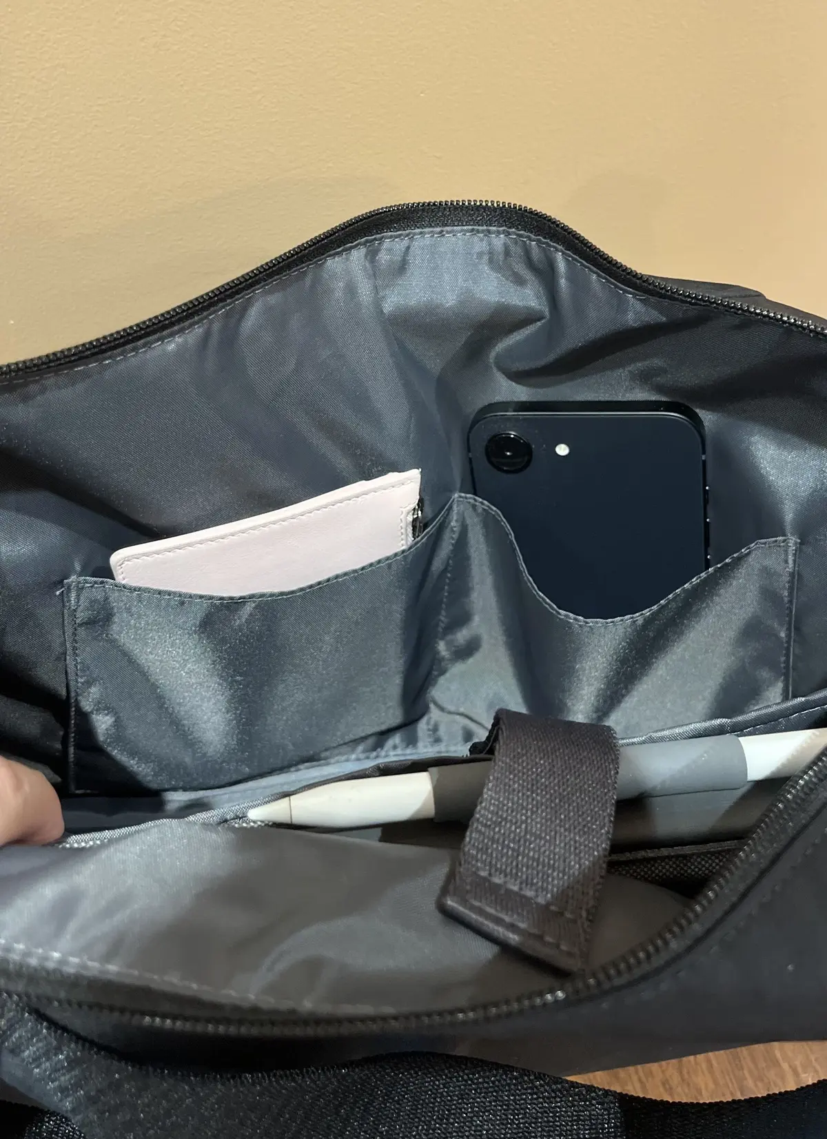 ユニクロ　ユーティリティショルダーバッグ　　内側にポケット　カードケースやスマホを入れるのにちょうどいいポケットが2つ付いている