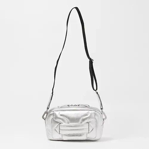 シルバーの長方形のショルダーバッグ。黒い肩紐が付いており、バッグ正面には白いロゴがプリントされている。