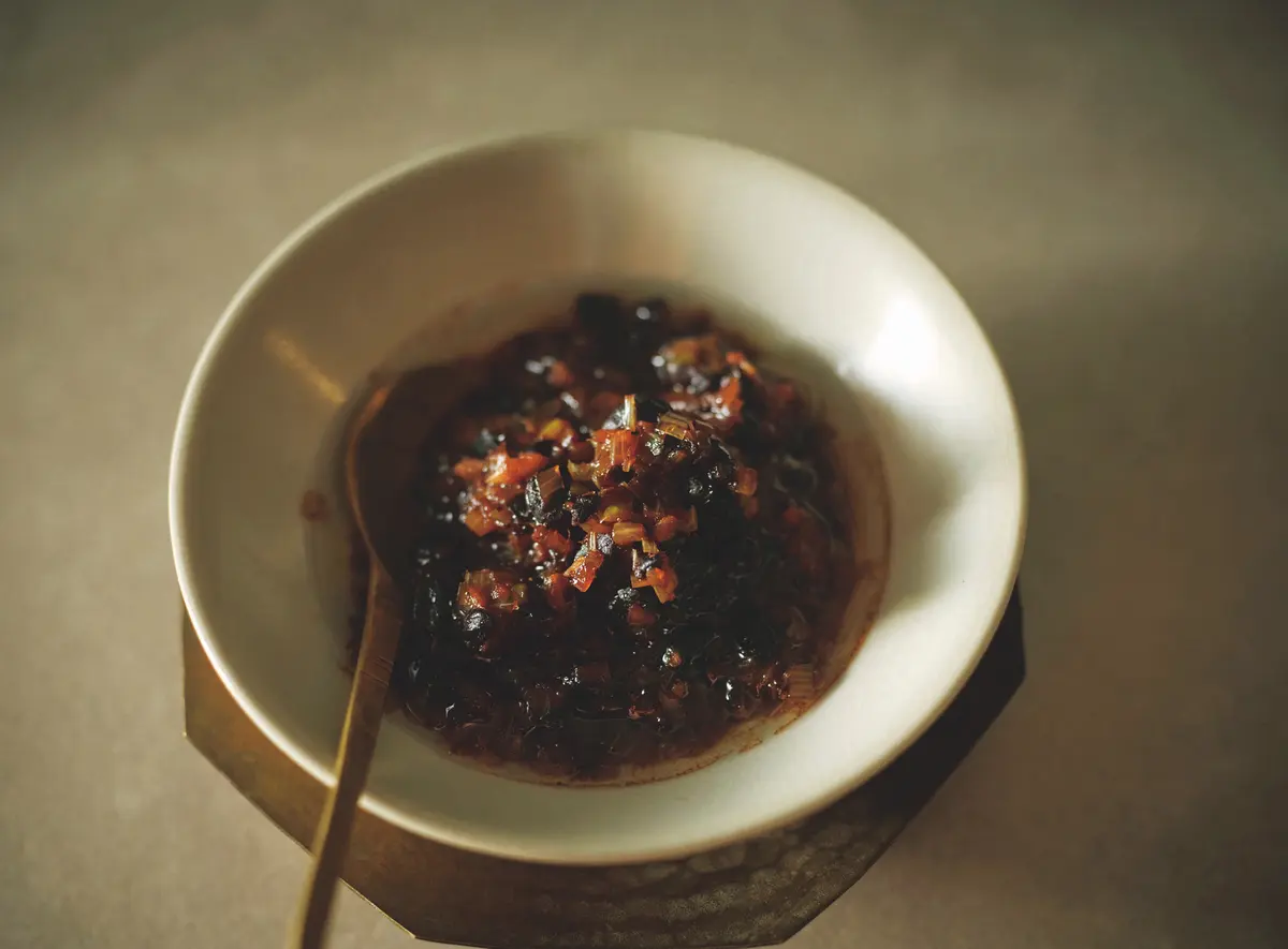 ウー・ウェンさん　いたわり鍋　白い鍋　優しい味わいの鍋にパワフルな黒いタレを