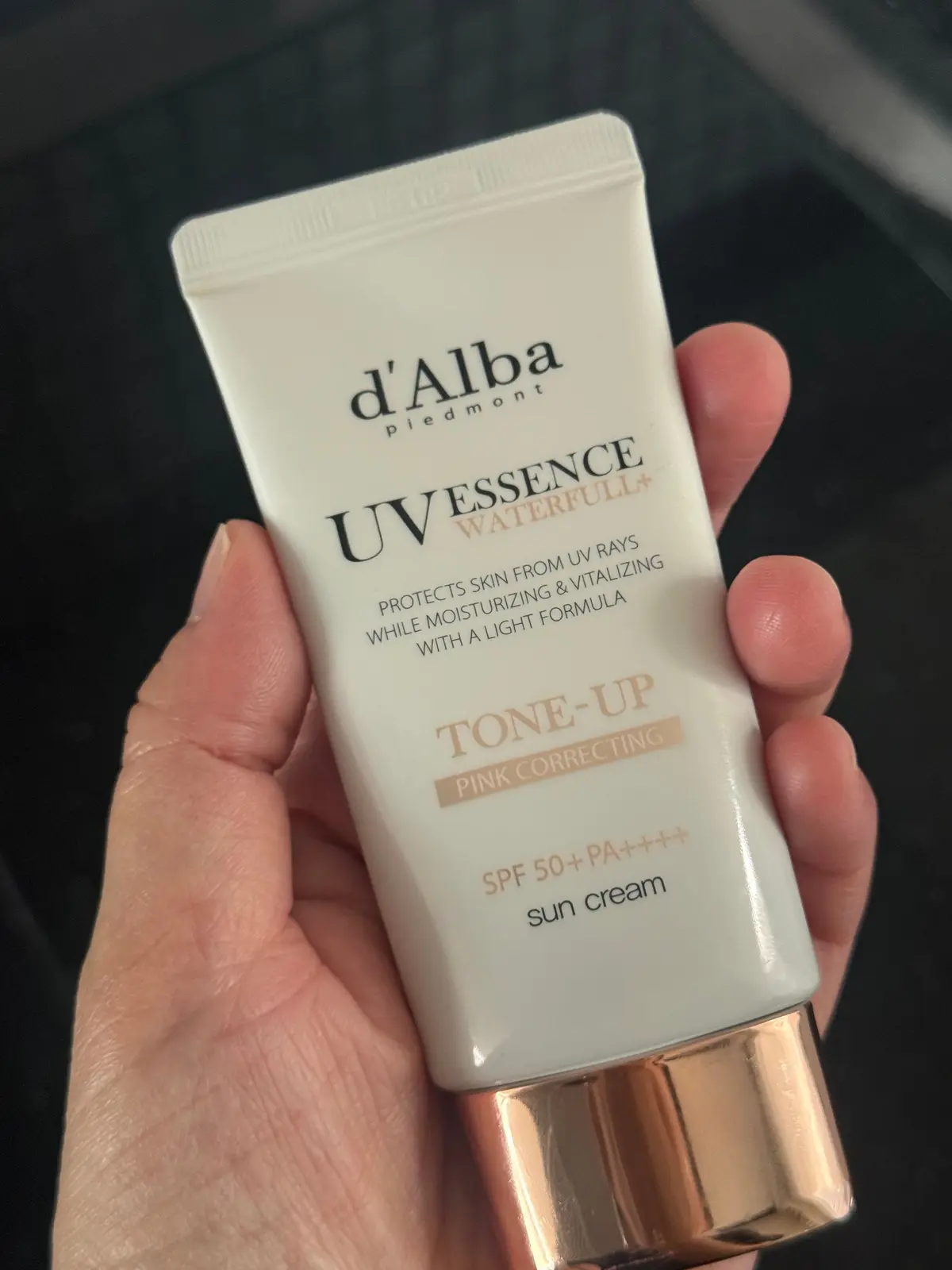 d'AlbaブランドのホワイトのUVクリームチューブで、SPF50+とピンクコレクト機能が記載され、銅色のキャップがついている