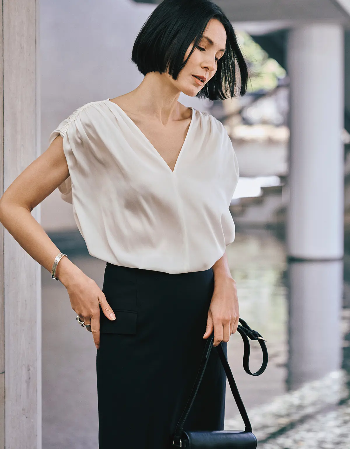 大人の鎖骨見せを成功に導く 鋭角的なVライン