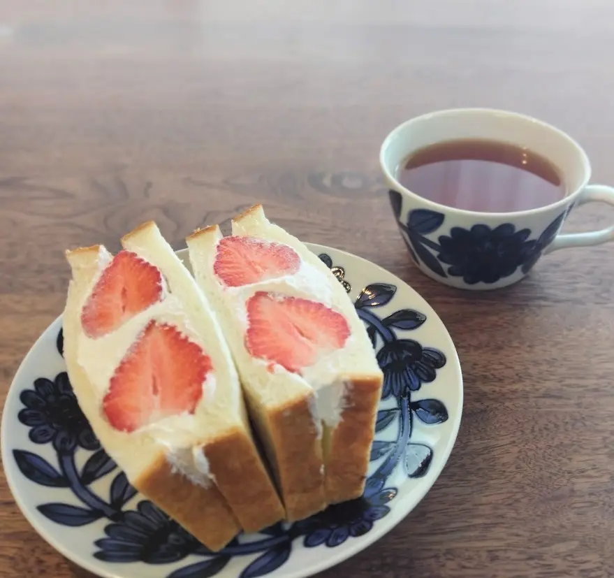イチゴのフルーツサンド　波佐見焼