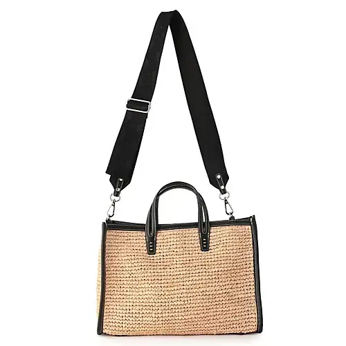 二股ハンドルとワイドショルダー、肩の力を抜いて楽しむラフィア