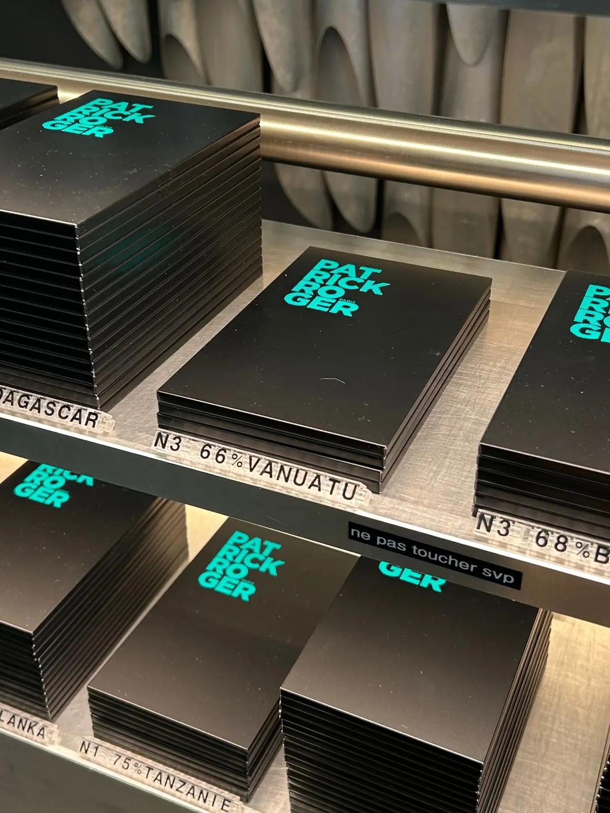 緑色の「PATRICK ROCK GER」というテキストが光って目立つ。パトリックロジェのタブレットチョコレート
