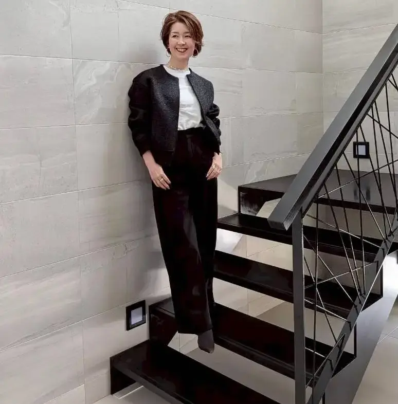 黒 パンツ　春の好印象コーデ