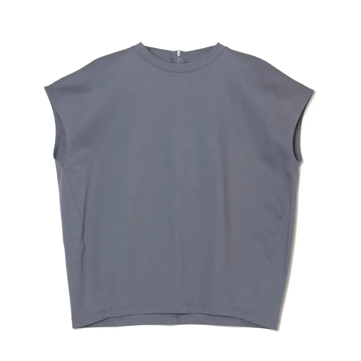濃いグレーのスリーブレスTシャツ。首元にファスナーがあり、シンプルなデザイン。前面に無地で、ゆったりとしたシルエット。