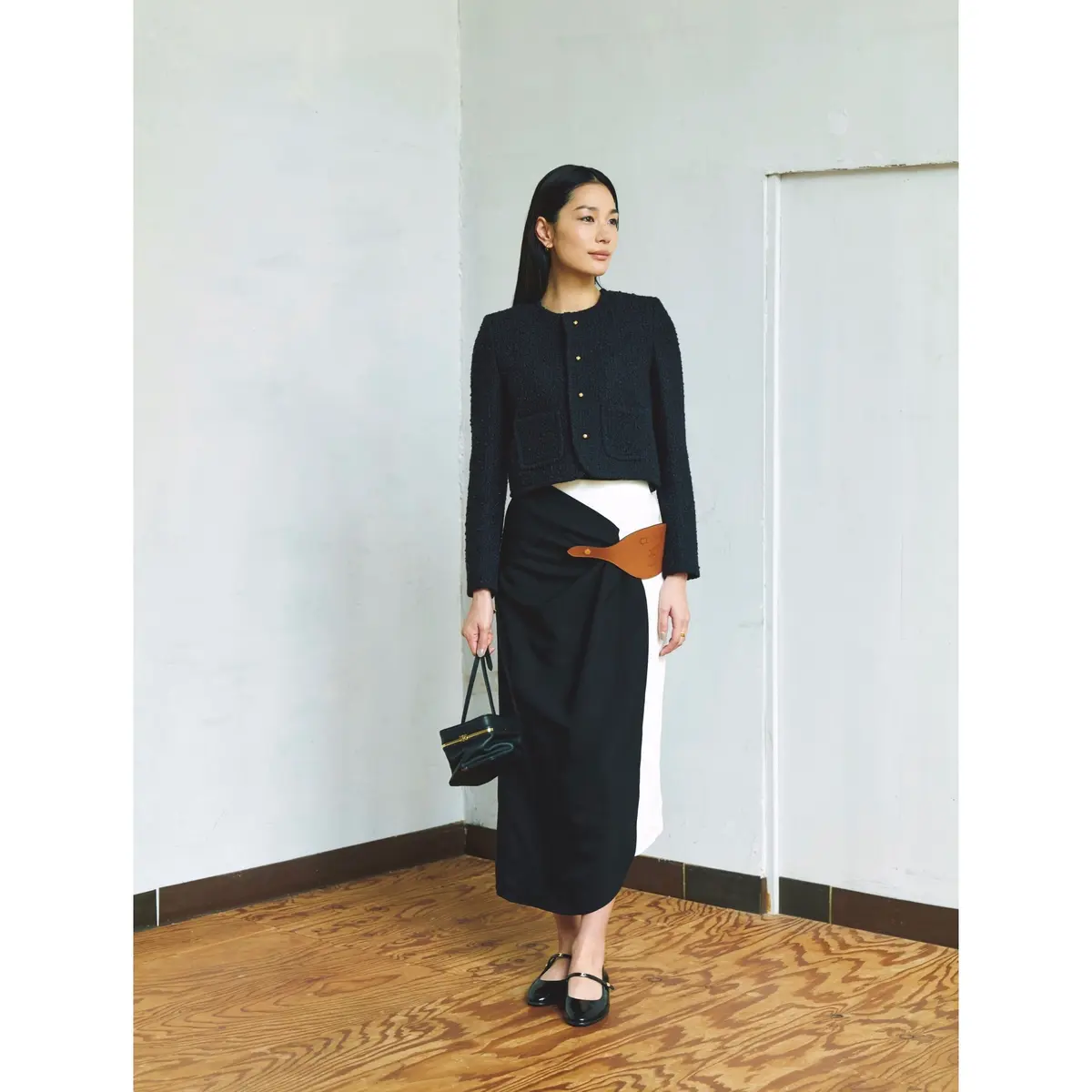黒の＝カラージャケットに黒×白のバイカラースカートを合わせたコーディネート　モデル・大塚まゆか