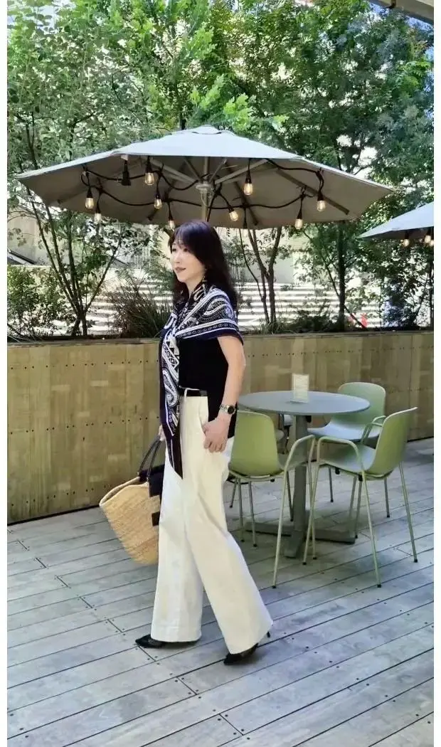 ユニクロ　エアリズムTシャツ　ストールで着になる二の腕をカバー　初夏コーデ