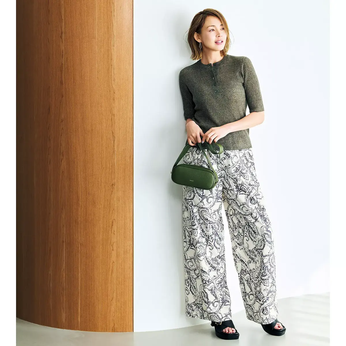 SACRAのリブニット＆柄パンツ