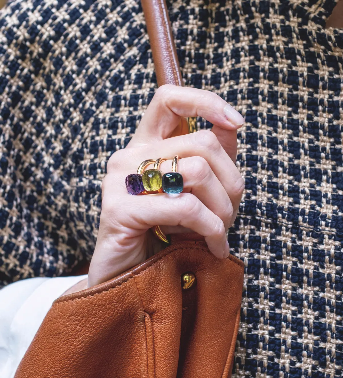 パリ＆ミラノマダムは「ジュエリーの重ねづけ」で存在感と個性を演出【海外ファッションSNAP】アニカ（サイコアナリスト／ ミラノ）