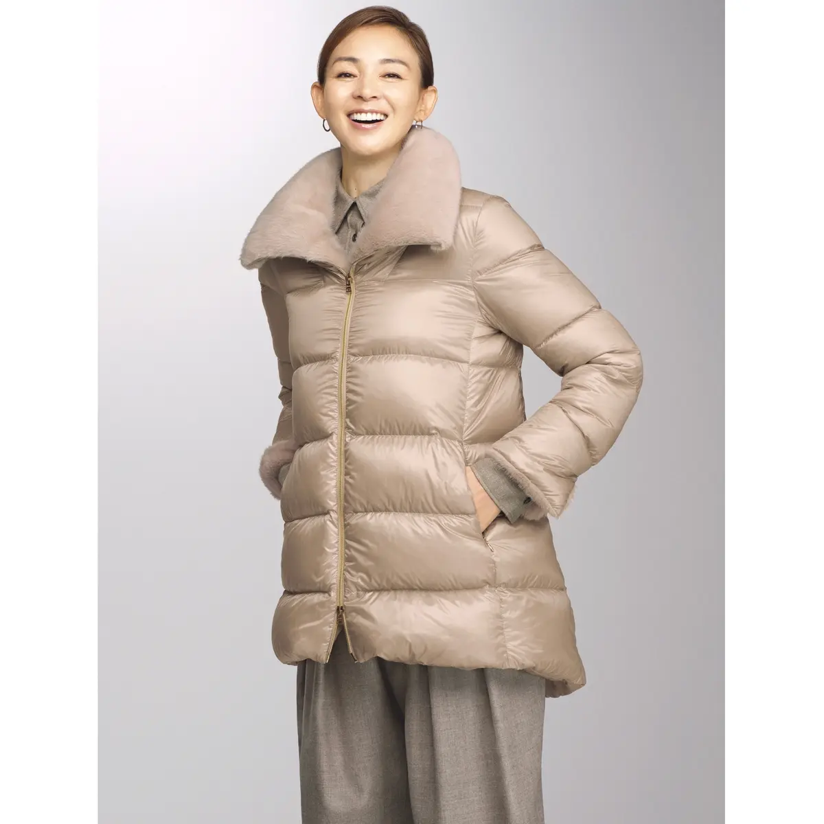 光沢ベージュのダウンジャケットにベージュシャツとパンツを合わせたコーディネート　モデル・SHIHO