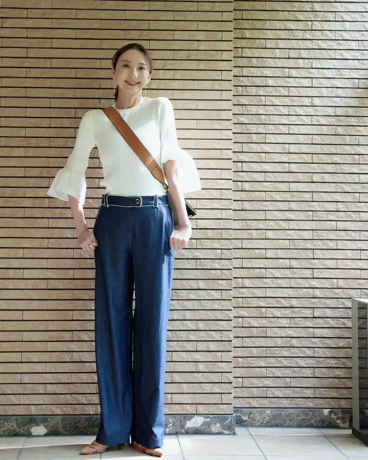 フリル白ニット　ネイビーパンツ　初夏コーデ