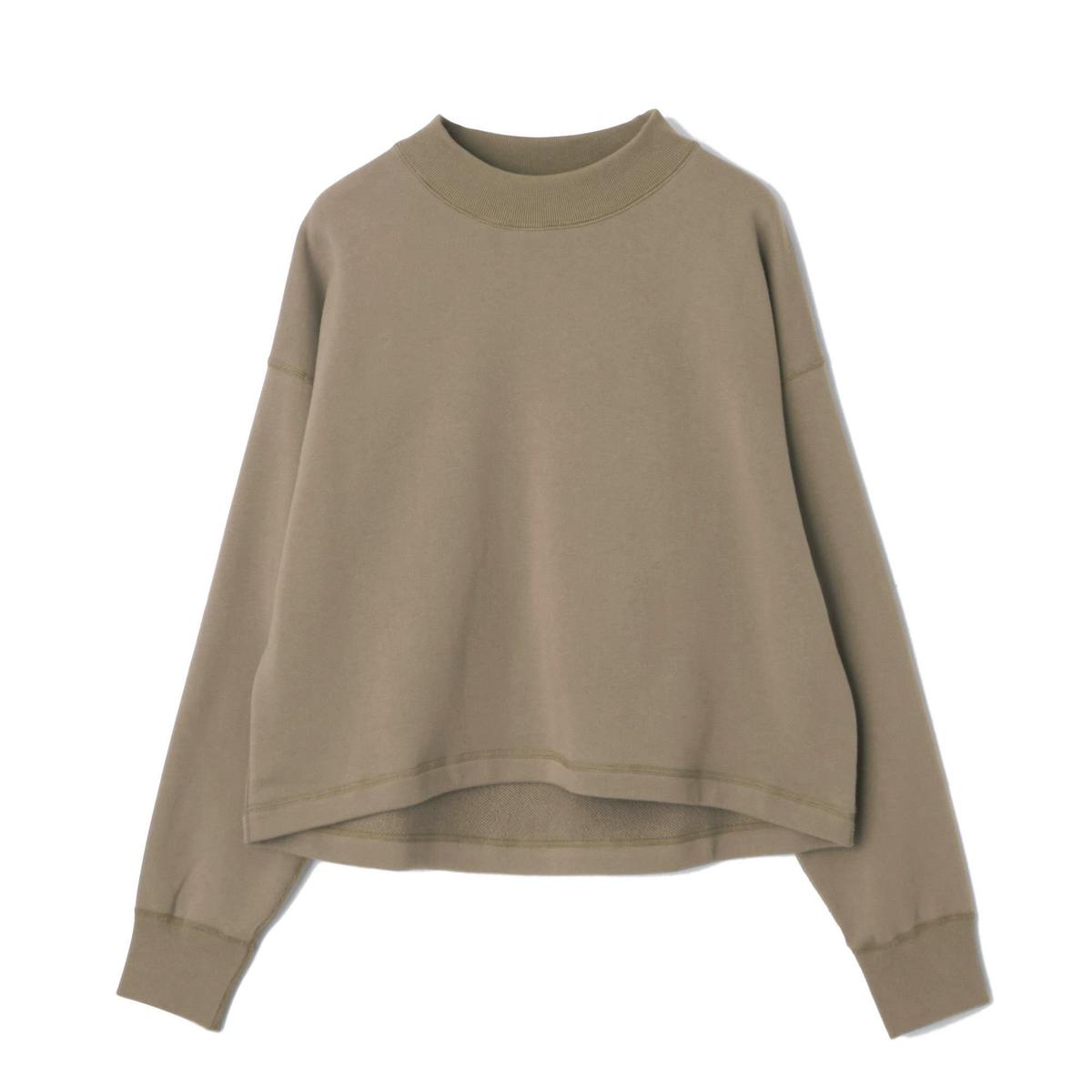 ベージュ色のシンプルなクルーネック スウェット。ゆったりとしたシルエットで、袖口と裾に濃いベージュのパイピングが施されている。