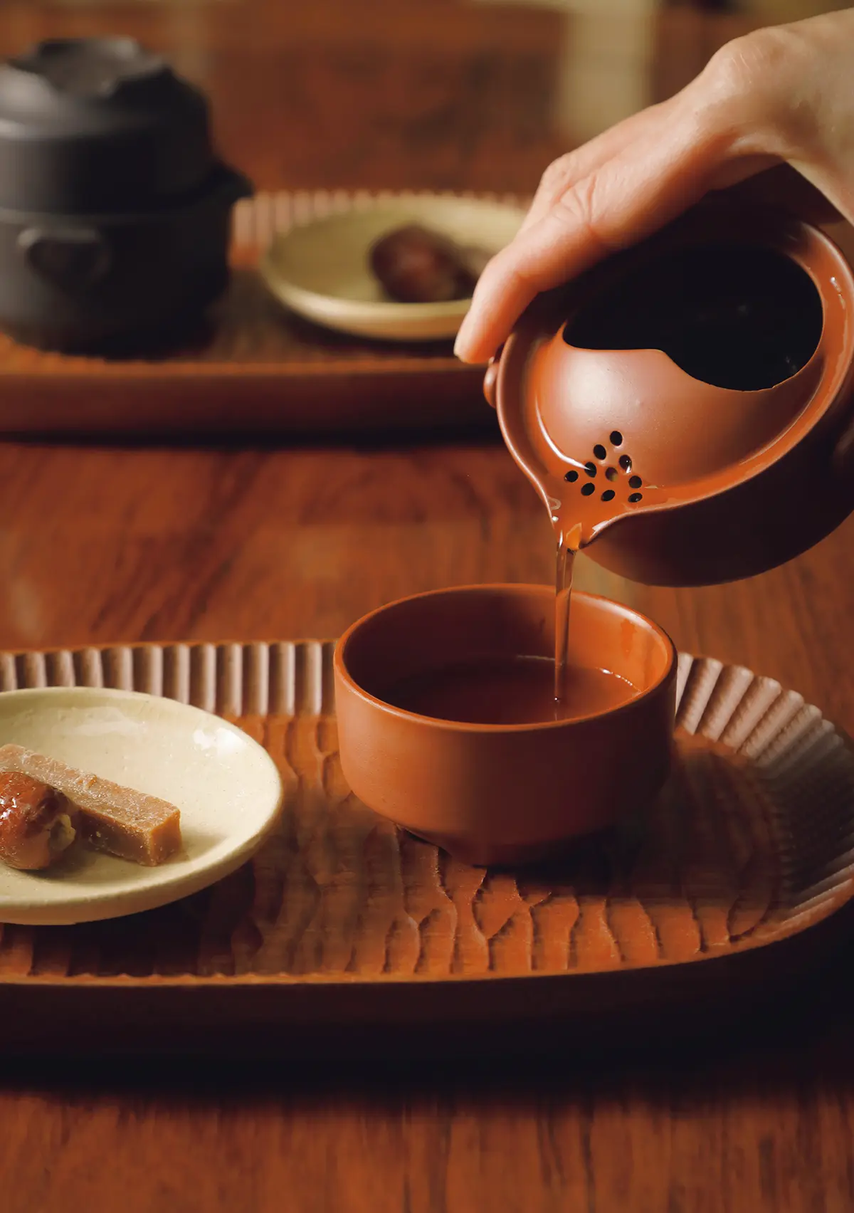 ランチの始 めに出される月替わりの薬膳茶 と小菓子。この日はアンチエイ ジングをテーマに、ローズヒッ プや陳皮、黒豆をブレンドした 薬膳ウーロン茶